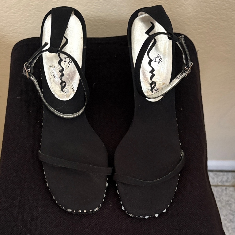 Nina Black ankle strap Heel with Rhinestone border Accents Sz8M.